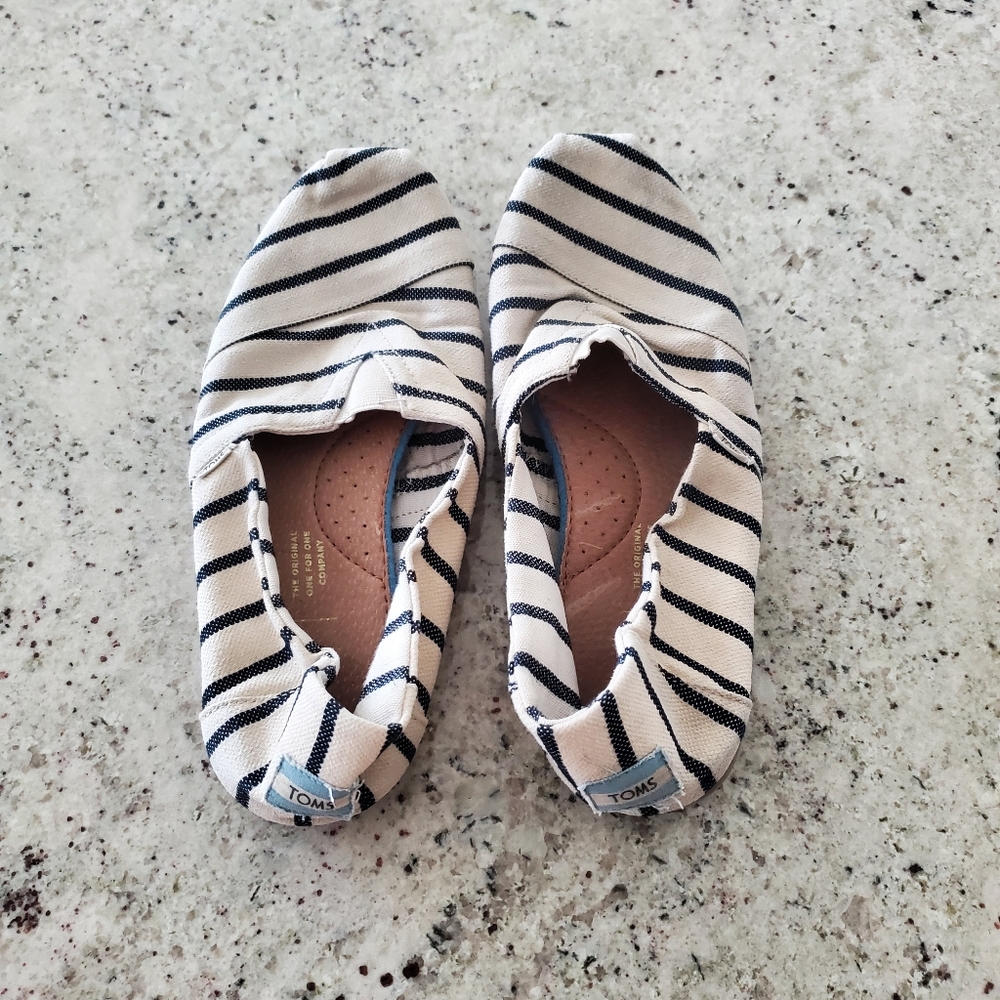 TOMS SIZE 7 men 9 womens